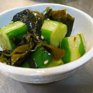 梅昆布茶の粉で！きゅうりとわかめの和え物